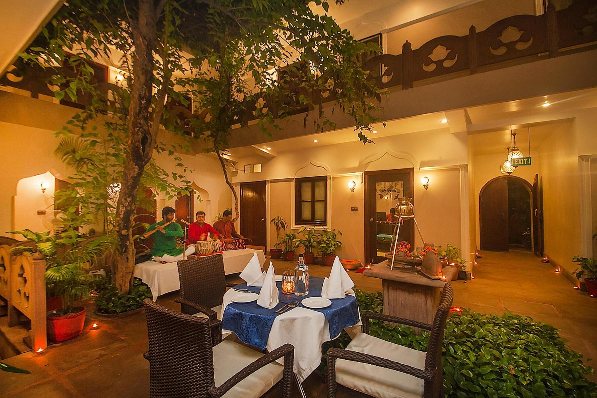 Amritara Suryauday Haveli Hotel Варанаси Екстериор снимка